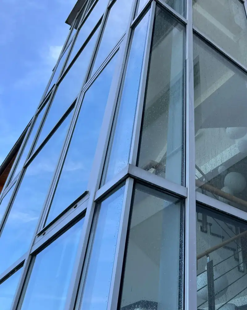 Curățare suprafețe vitrate, geamuri sticlă