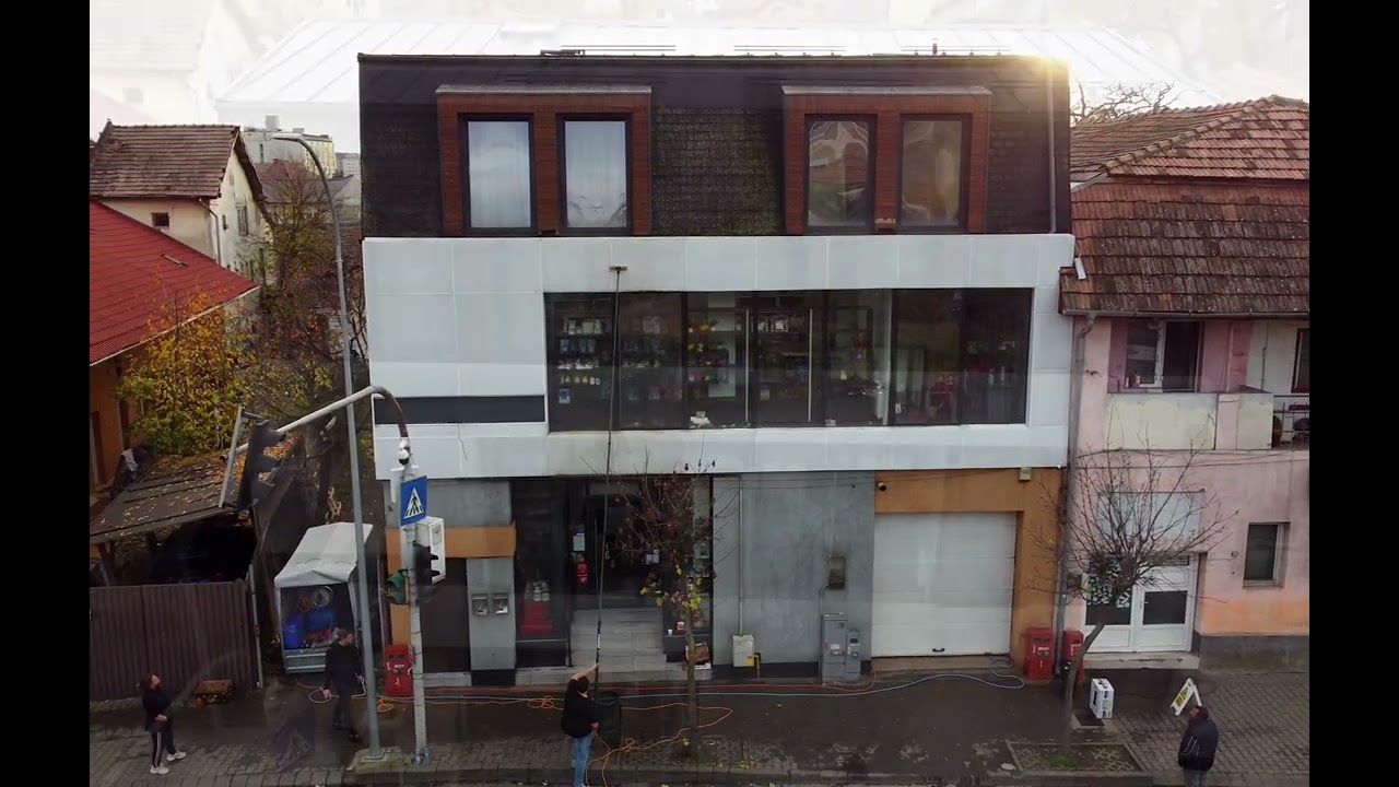 Curățarea unei fațade din alucobond