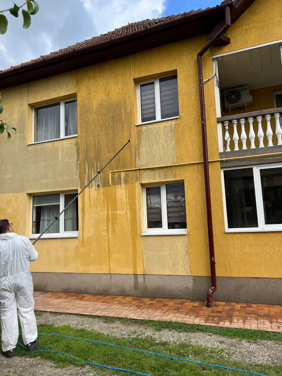 Proiect de curățare profesională exterioară (fațade, acoperișuri, pavaje) realizat de Clădiri Curate Mureș (Imaginea 1)