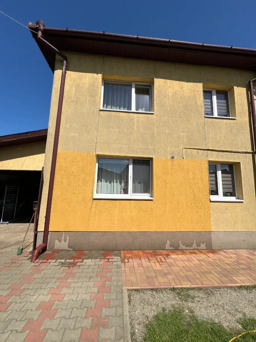 Proiect de curățare profesională exterioară (fațade, acoperișuri, pavaje) realizat de Clădiri Curate Mureș (Imaginea 3)